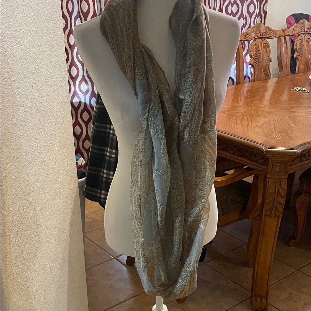 Elegant Paisley Scarf in Gray and Cream